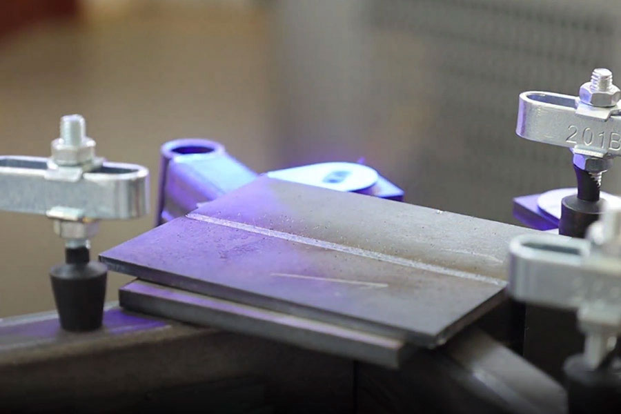 اللحام بالليزر