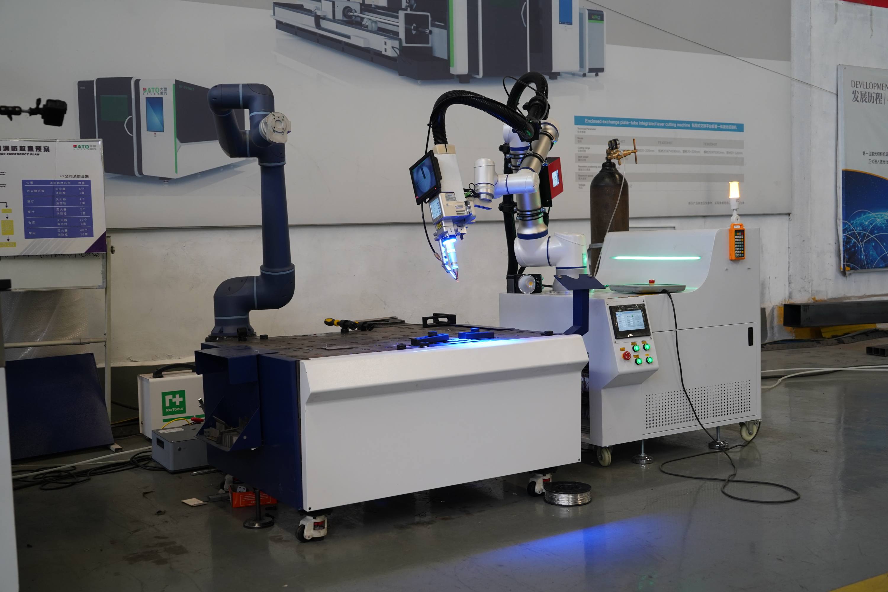 Cobot مقابل اللحام الآلي الصناعي مقابل اللحام الآلي المثبت على السكك الحديدية