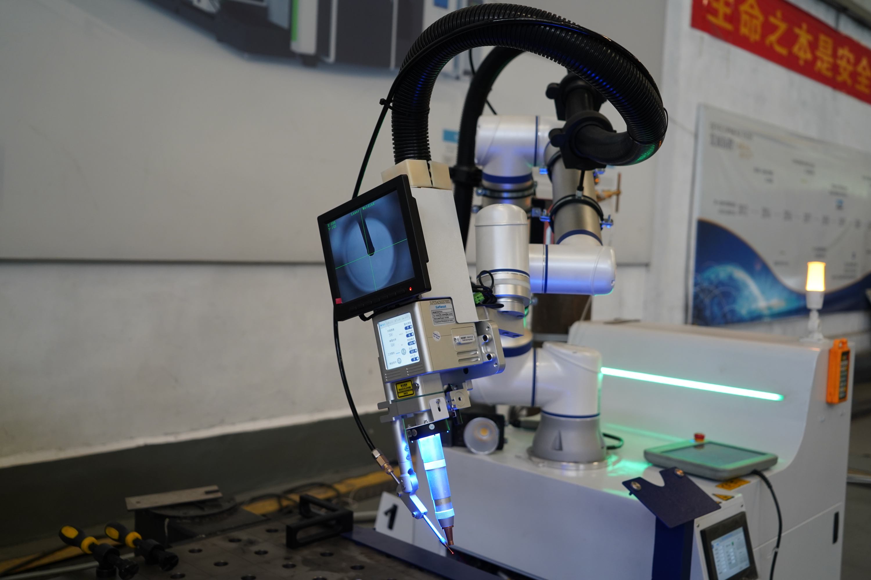 Cobot مقابل اللحام الآلي الصناعي مقابل اللحام الآلي المثبت على السكك الحديدية
