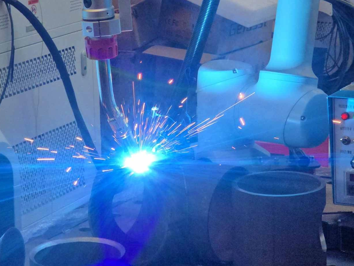 من اللحام اليدوي إلى أتمتة Cobot: كيف ساعدنا شركة تصنيع معدات الملاعب الأمريكية على حل اختناق اللحام
